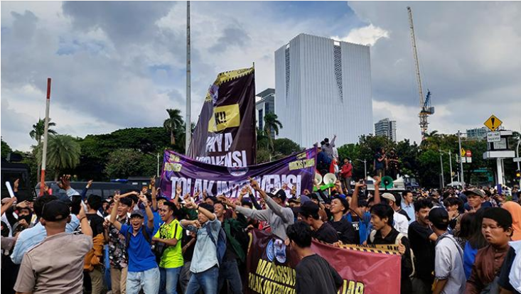 Aksi Demonstrasi Berujung Ricuh Di Patung Kuda Monas