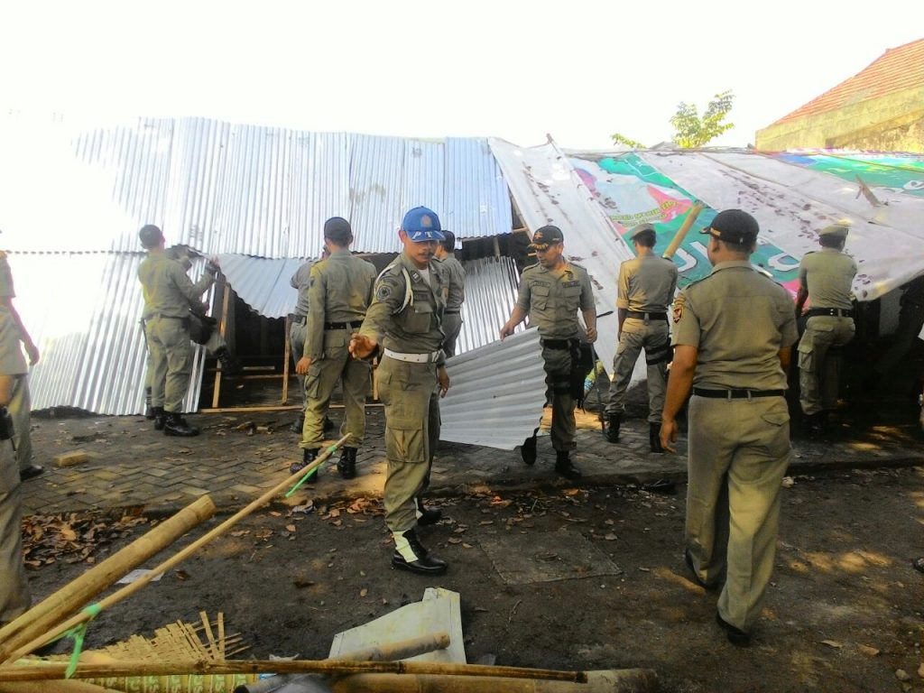 Foto: Kegiatan Pol PP Bongkar Bangunan Semi Permanan