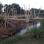 Jembatan bambu darurat. Membahayakan.jpg