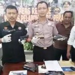 SURABAYA ( Memo.co.id )  Seorang pria bernama Saifudin Zuhri (35) warga Ds Megarin Kec Kembang Bahu Kab Lamongan diamankan Anggota Polres Pelabuhan Tanjung Perak (KP3) Surabaya karena kedapatan membawa senjata air (Soft Gun) tanpa dilengkapi dokumen surat kepemilikan yang resmi pada sabtu (27/02/2016) pukul 09.00.wib pagi hari.