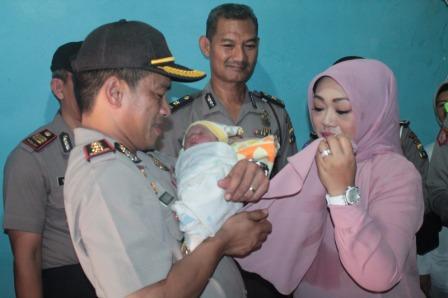 kapolres-dan-ibu-serta-bayi