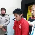 SURABAYA  ( Memo.co.id ) - Ardiyansah alias Ucup (22), jambret jalanan yang satu ini terhenti setelah ditangkap Unit Reskrim Polrestabes Surabaya dan bahkan dihadiahi timah panas oleh petugas di kaki kanannya