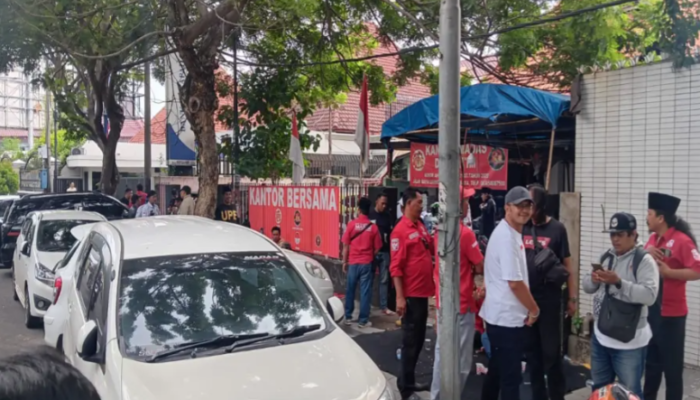 Ormas Madas Serumpun Siagakan Ratusan Massa Hadang Eksekusi Rumah Jalan Raya Darmo Surabaya