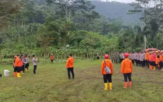 150 Personel Dikerahkan, Anjing Pelacak Sisir Titik Longsor Trenggalek