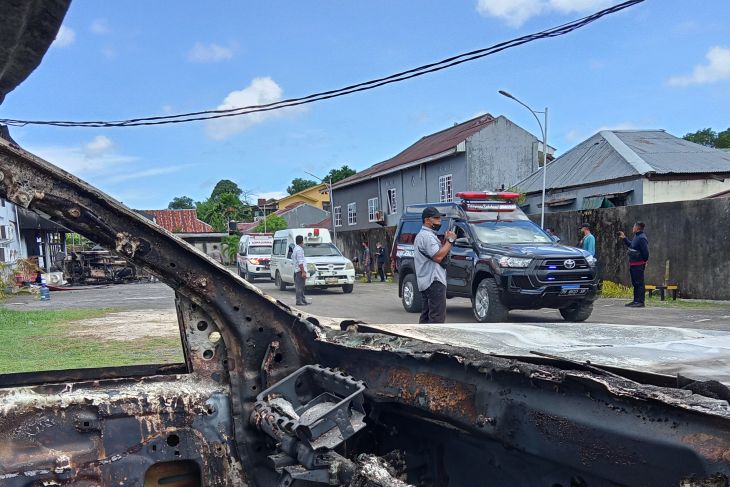 17 jenazah terjebak di Tempat karaoke yang dibakar massa