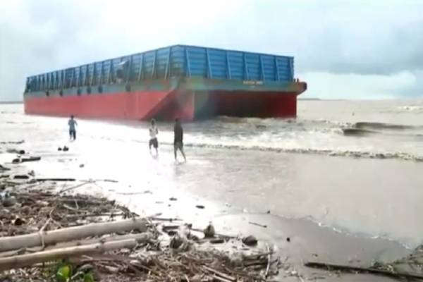 2 Kapal Tongkang Batu Bara Kandas , Diterjang Badai