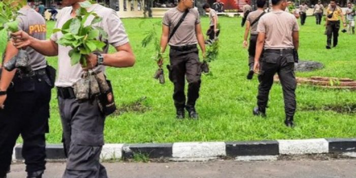 Antisipasi Erosi Longsor, Ratusan Aparat Gabungan Bondowoso Lakukan Penghijauan