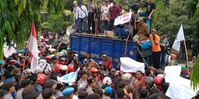 Ratusan PKTH Danar Kelud Aksi Demo di Kantor Perum KPH Kediri, Ini yang menjadi Tuntutannya