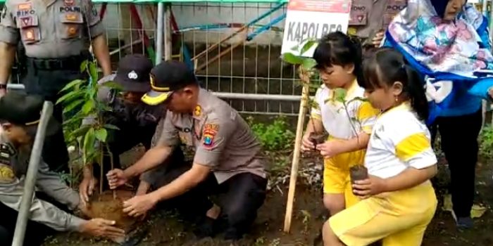 Puncak Pekan Penghijuan, Polresta Kediri Beri Pemahaman Secara Langsung Ajak Tanan bibit Pohon