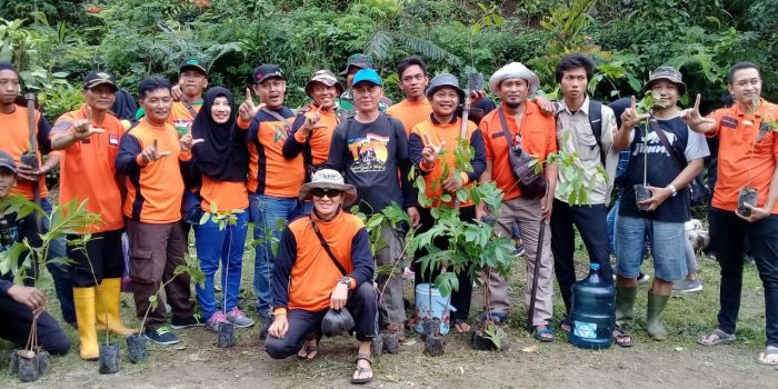 Puluhan  Relawan  ARMI  Kediri, Turut Hijaukan Lereng Gunung Kelud