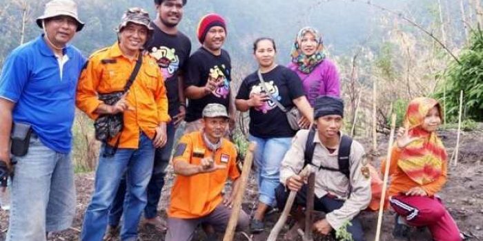 Cegah Longsor, Komunitas Pecinta Lingkungan Galakkan Aksi Penghijauan – Bupati Beri Apresiasi