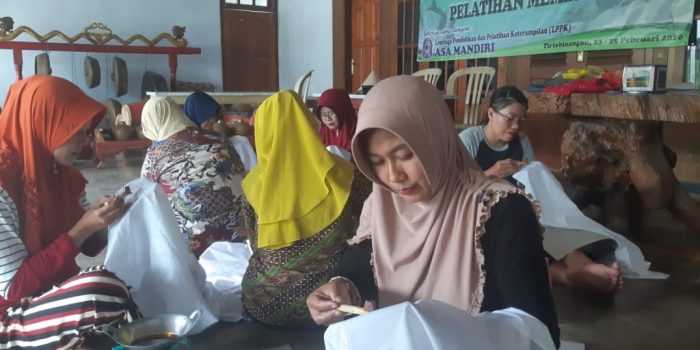 Menuju Jadi Kampung Batik, Ibu Ibu Tirtobinangun Mengikuti Pelatihan Batik Tulis