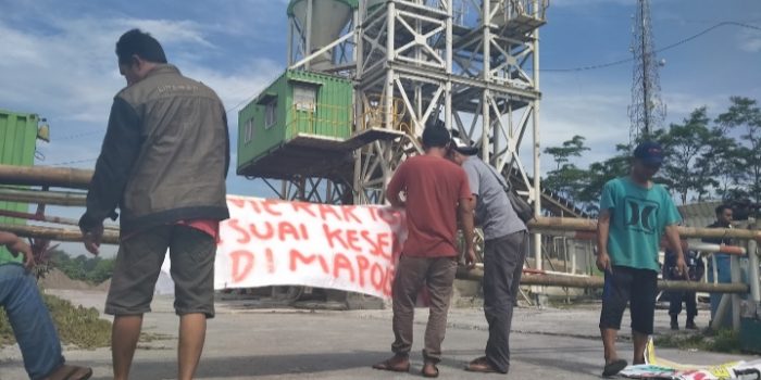 Warga Ngebrak Tak Ingin Perpanjang Kontrak, Tutup Paksa PT. Merak Jaya Beton