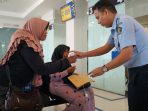 Berantas Calo, Imigrasi Kediri Gratiskan Paspor Untuk Pelapor di Imigrasi Kelas II Non TPI Kediri