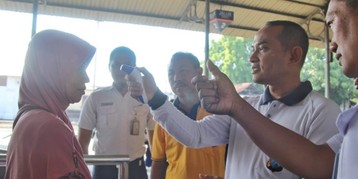 Periksa Suhu Tubuh Penumpang KA di Stasiun Kediri, Kapolresta Kediri Cegah Penyebaran Covid-19