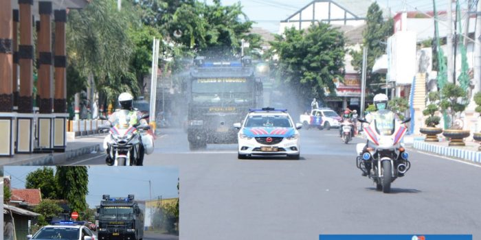 Polres Situbondo Water Canon Seprotkan Desinfektan di Seputar Kota