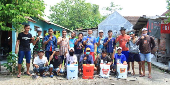 Peduli Desanya, Pemuda Di Sidoarjo Lakukan Penyemprotan Disinfektan