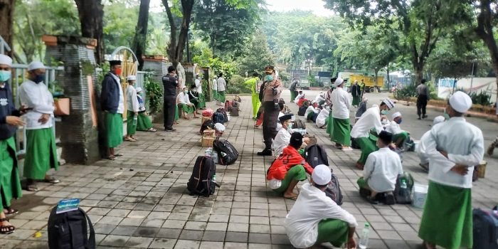 Polresta Sidoarjo Lakukan Tes Screening Santri Mondok Di Ponpes Sidogiri