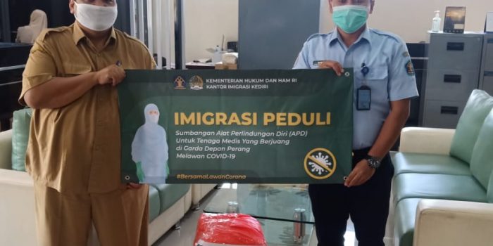 Imigrasi Kediri Salurkan Hazmat ke RSUD Pare Kediri