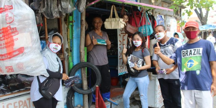 LPMK Dandangan Kota Kediri Peduli Bagikan Masker ke Pedagang Pasar