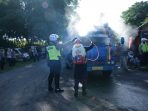 Patroli ke Pasar Hewan, Kapolres Situbondo Bagikan Masker dan Semprot Disinfekatan Kendaraan Cegah Penyebaran Covid-19