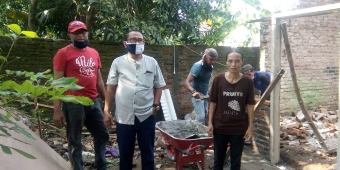 Suasana Covid – 19, H.Hery Rehab Rumah Tidak Layak Huni Warga Miskin Kampungbaru