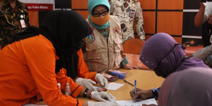 Bupati Jombang Sidak Langsung Penyaluran BST Kemensos-RI di Kantor Pos