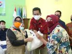 Secara Simbolis Bupati Jombang Menyerahkan Bansos APBD Kepada Warga Terdampak Covid-19