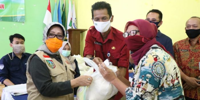 Secara Simbolis Bupati Jombang Menyerahkan Bansos APBD Kepada Warga Terdampak Covid-19