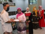 Hj Mundjidah Wahab Bersama Keluarga Menyalurkan Zakat Fitrah di Kantor Baznas