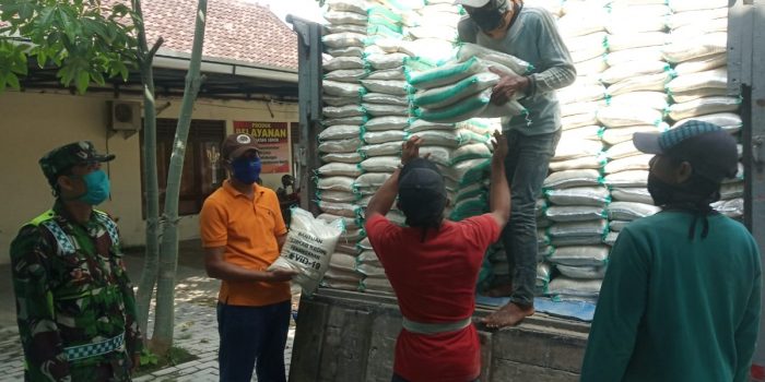 43 Ton Beras disalurkan ke Wilayah Kecamatan Semen dan Kunjang