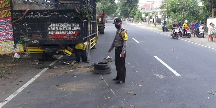 Gegara Ranting Patah, Pemotor Tabrak Truck Parkir dilarikan ke Rumah Sakit