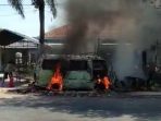 Mobil Terbakar dan Melaju di Jalan Hingga Nabrak Warung dan Motor, Sopir Loncat Keluar