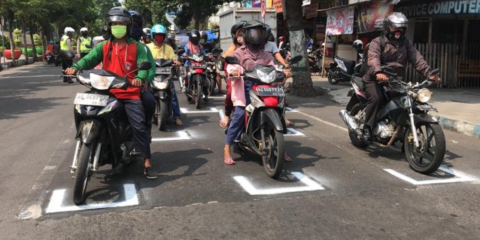 Terapkan Phsycal Distancing Bagi Pengendara, Satlantas Polres Kediri Buat Tanda