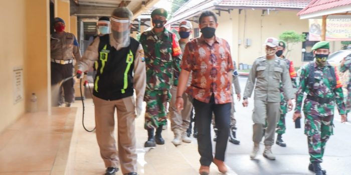 Tim Gabungan TNI Polres dan Satpol PP Kab Jombang Lakukan Penyemprotan Cairan Disinfektan