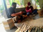 Mantan Penjual Cilok Sukses Jadi Pengrajin Anyaman Bambu