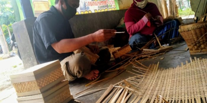 Mantan Penjual Cilok Sukses Jadi Pengrajin Anyaman Bambu