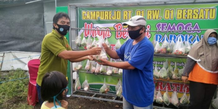 Bagi Sayur Gratis Kelurahan Campurejo Penerapan Ketat Protokol Kesehatan