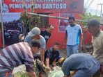 Peduli Masyarakat, Relawan Santoso Bagi Daging Korban