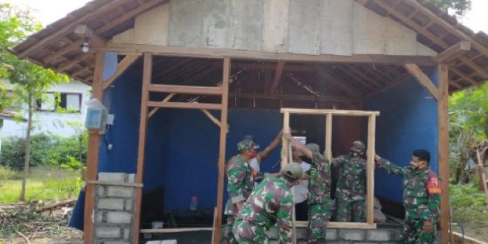 Koramil Lengkong Gerakkan Warga, Gotong Rotong Bangun Rumah Warga Miskin