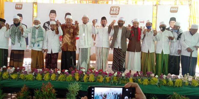 KH. Abdul Ghofur : Siap Mengerahkan Para Santri Ponpes Sunan Drajat Menangkan Pasangan Yes – Bro