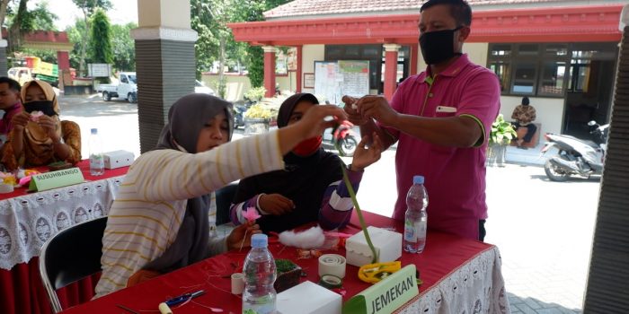 PSM di Kediri, Beri Pelatihan Bunga Stoking Kepada KPM