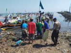 HUT Lantas Ke 65, Polres Lamongan dan Kodim 0812 bersama LSM Cakrawala Keadilan, Bhakti Sosial Bersih – Bersih Sampah di Pantai Boom