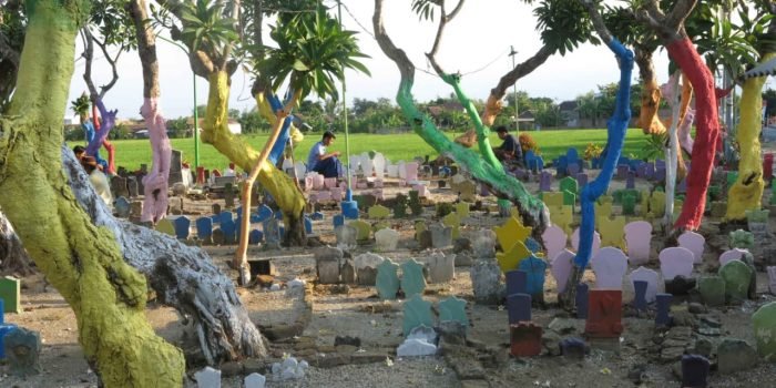 Kesan Angker Dan Seram Hilang, Ketika Masuk Makam Warna-Warni di Sidoarjo