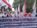 Tuntut Kesejahteraan, Ratusan FK BPD se-Kab Kediri Lakukan Aksi Demo Didepan Pemkab Kediri