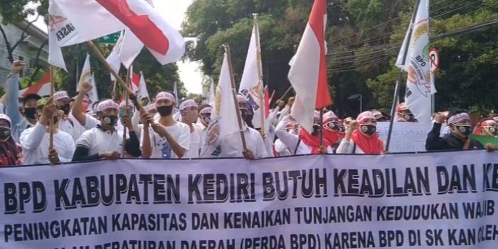 Tuntut Kesejahteraan, Ratusan FK BPD se-Kab Kediri Lakukan Aksi Demo Didepan Pemkab Kediri