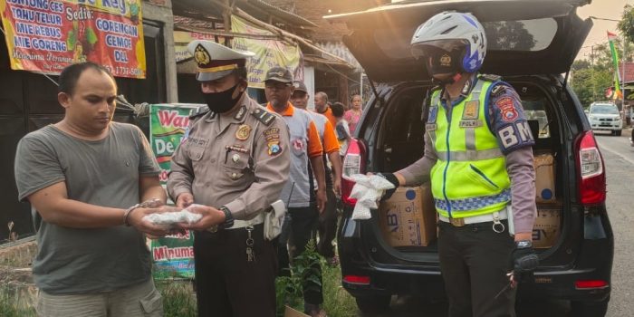 Saat Ada Rasia Dua Pengendara Mobil Kabur Ternyata Yang di Bawanya Ini