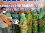 Peduli Kesehatan, Muslimat NU Ancab Pesantren Kediri Bagikan 1.000 Masker