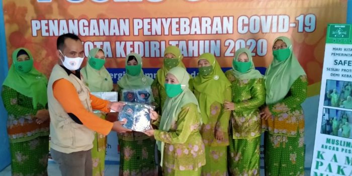 Peduli Kesehatan, Muslimat NU Ancab Pesantren Kediri Bagikan 1.000 Masker