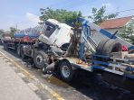 Hantam dari Belakang ,Truk Traiker Muatan Besi Ringsek